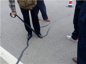 公路裂縫修補(bǔ),大家會(huì)愛上路面瀝青貼縫帶的原因