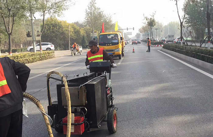 對于瀝青路面裂縫修補(bǔ)灌縫膠有哪些使用常識？