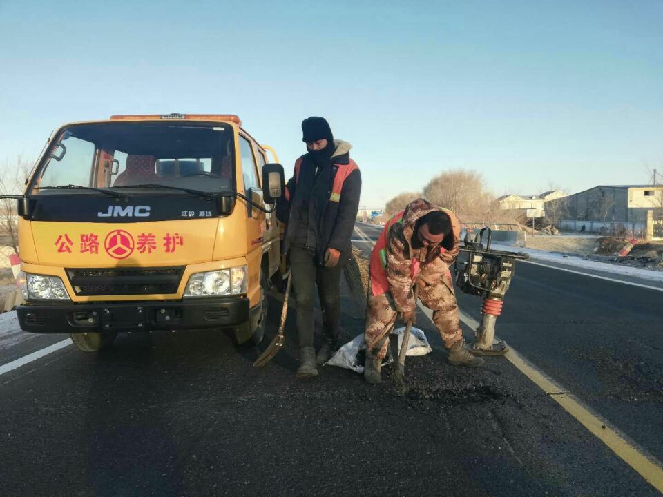 嘉格瀝青冷補(bǔ)料，填平坑槽，告別“馬路殺手“