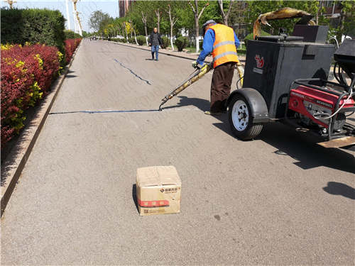豐潤市政采用道路灌縫膠進行公路裂縫養(yǎng)護