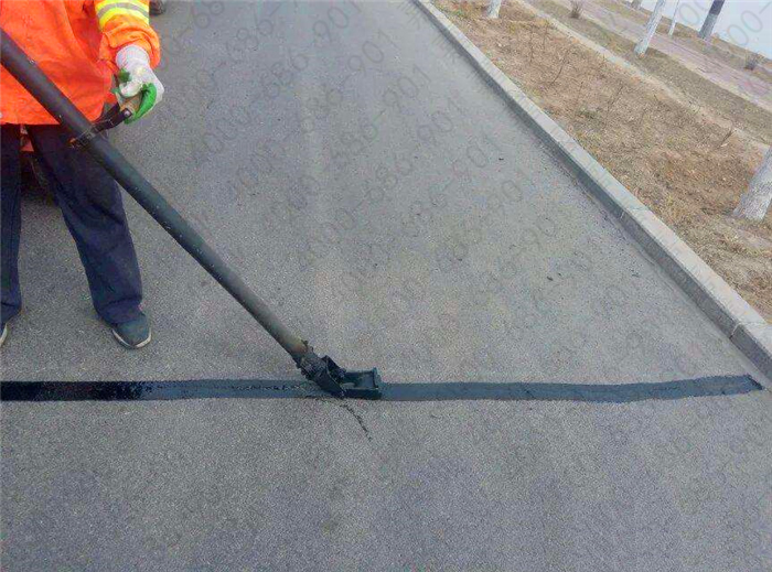 豐潤市政采用道路灌縫膠進(jìn)行公路裂縫養(yǎng)護(hù)