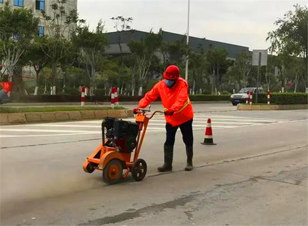 入秋以來福建市政道路大面積實(shí)施路面灌封膠灌封施工