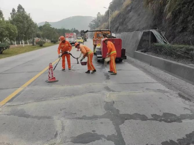 混凝土道路路面裂縫形成常見的六個原因