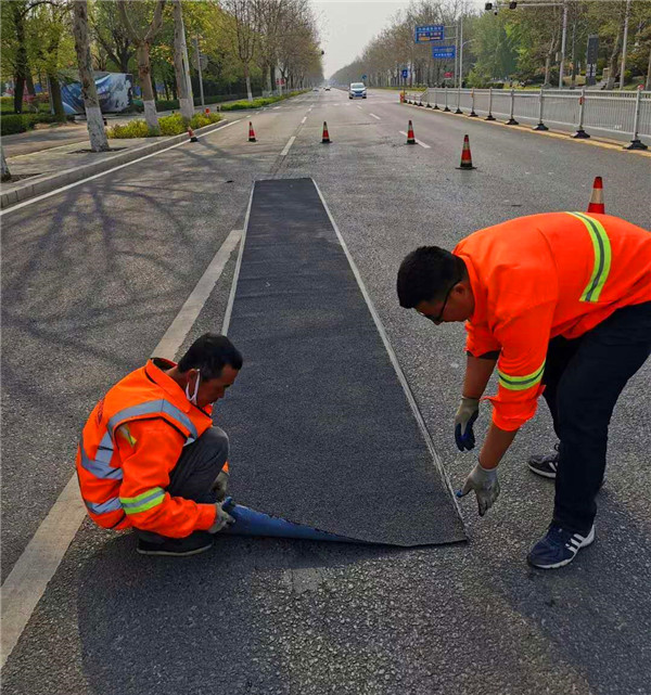 公路網(wǎng)裂貼快速及時處理面層集料顆粒脫落問題