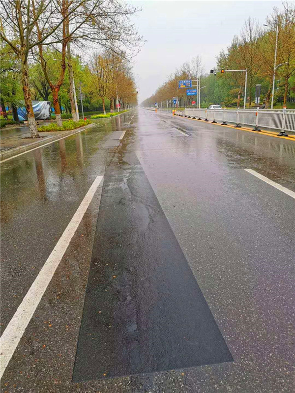公路網(wǎng)裂貼快速及時處理面層集料顆粒脫落問題